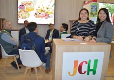 JCH son productores y exportadores de jengibre, ajo, granada y cúrcuma de Perú. Adriana Postigo y Grecia Samanez dieron la bienvenida a los visitantes.